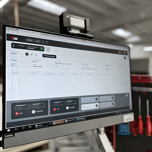 Bildschirm mit BDE Software in der Produktion mit einem elektronischen E-Paper Tag